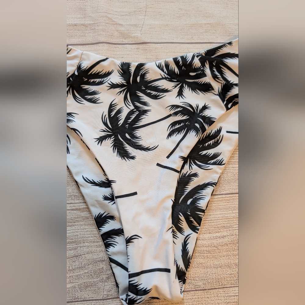 Cheeky Women's High Waisted Bikini Bottoms. Size Large - Picture 4 of 4